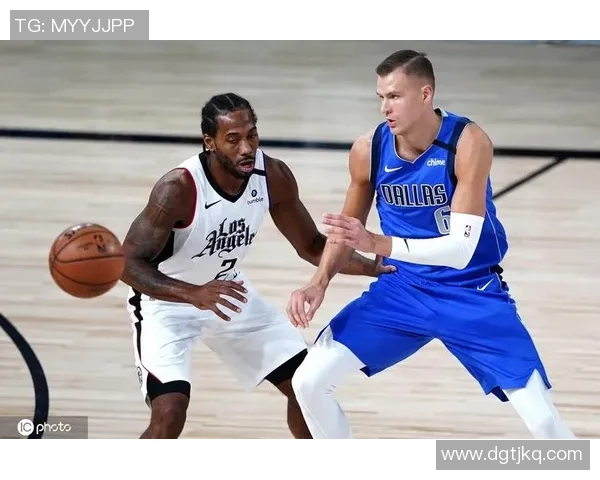 快船与独行侠激战正酣比分悬念迭起引发球迷热议 快船与独行侠激战正酣比分悬念迭起引发球迷热议